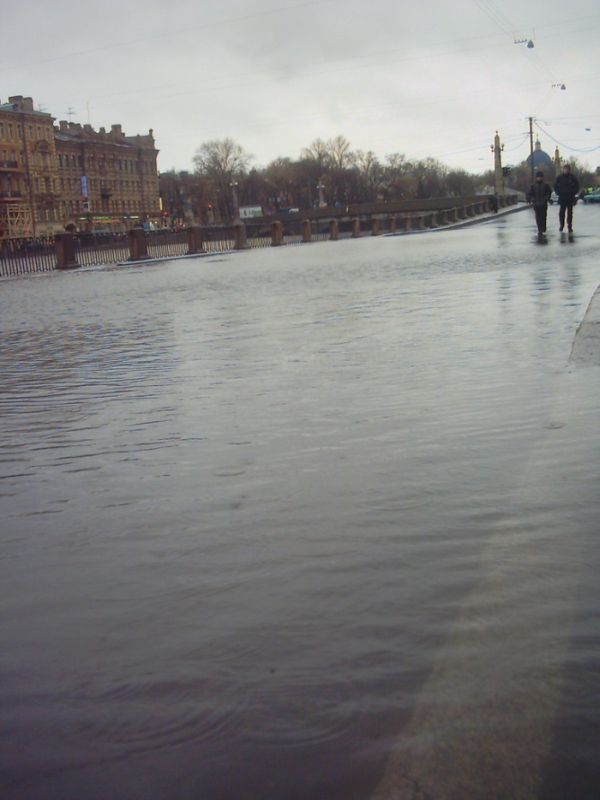 В Петербурге фонтанка вышла из берегов (6 фото + 2 видео)