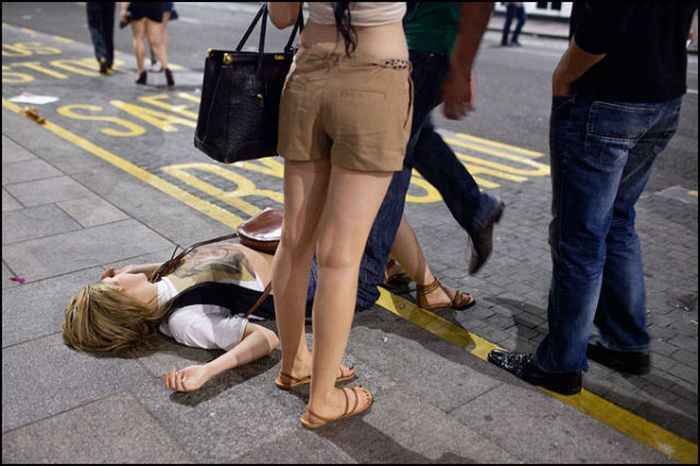 Фото без стыда. Пьяные англичане на улице. Пьяные девушки на улицах Англии. Англичанки на улице.